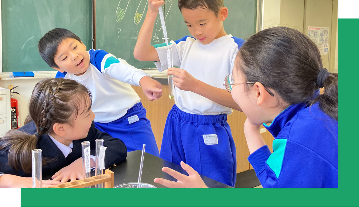 理科の実験をする子どもたち
