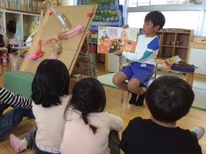 図書グループ　幼稚園で読み聞かせ