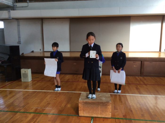 高学年集会　冬休み作品発表