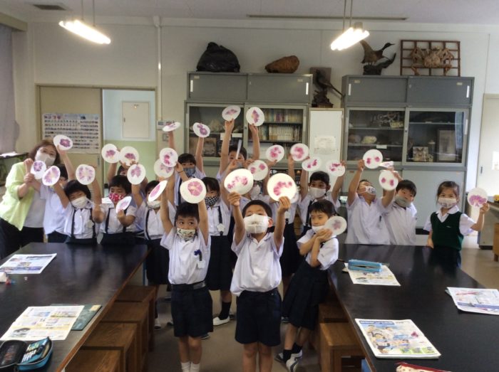 【1年生】サイエンス「アサガオのたたき染め」
